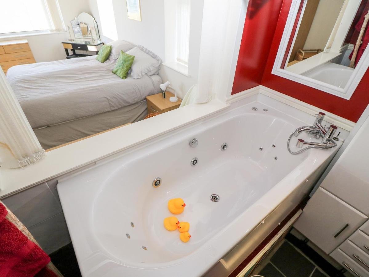 Sea View Apartment Pwllheli Extérieur photo