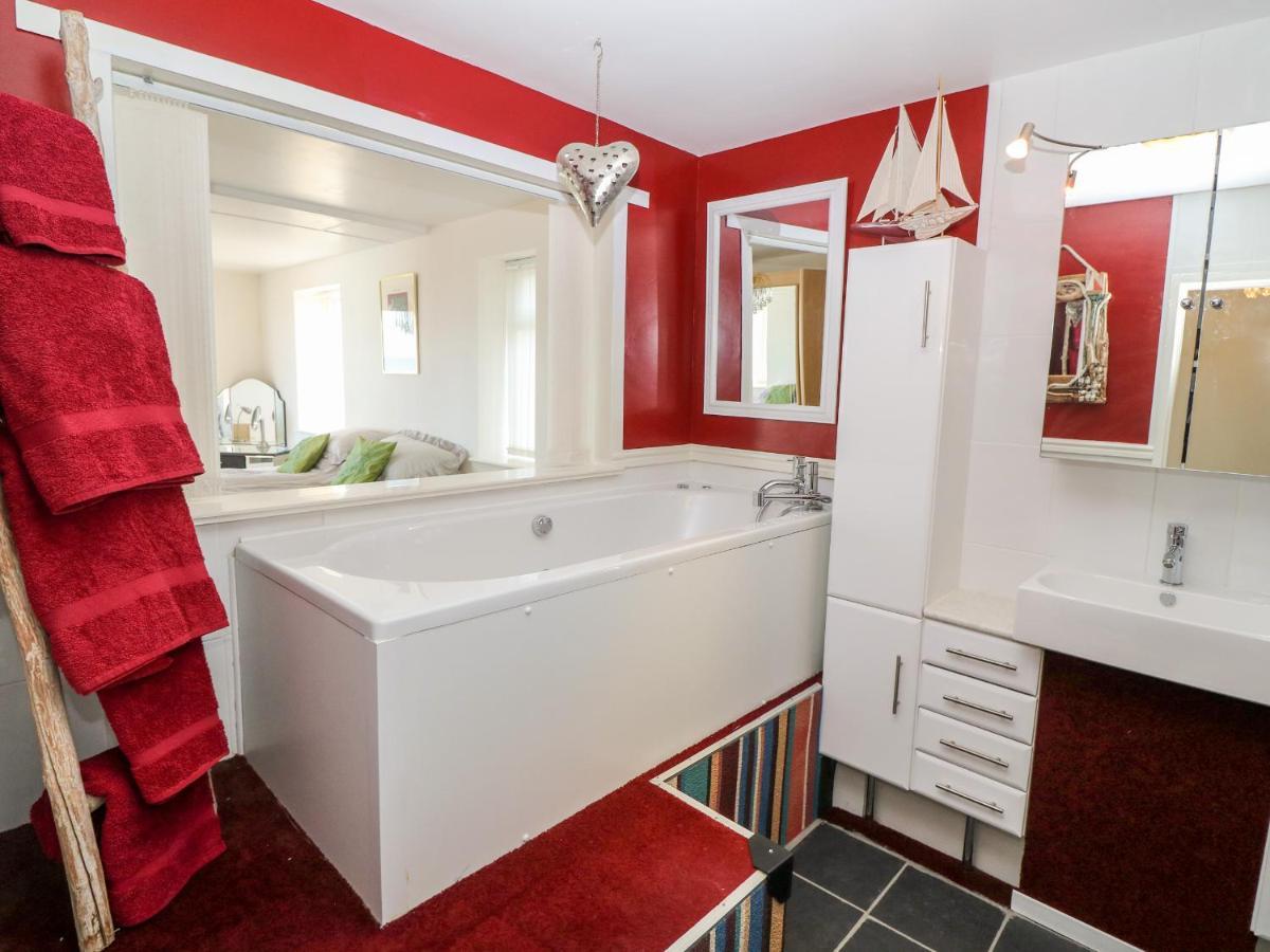 Sea View Apartment Pwllheli Extérieur photo